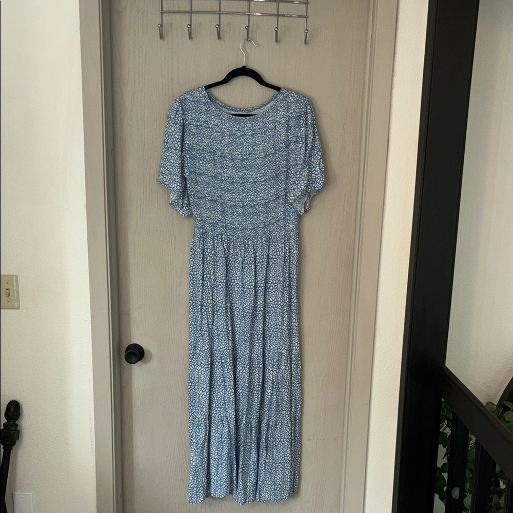 Elegant Blue Maxi Dress with Flowing Silhouette